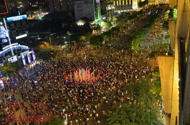 Hàng ngàn người dân TP Hồ Chí Minh nô nức trong đêm Giáng sinh ảnh 14